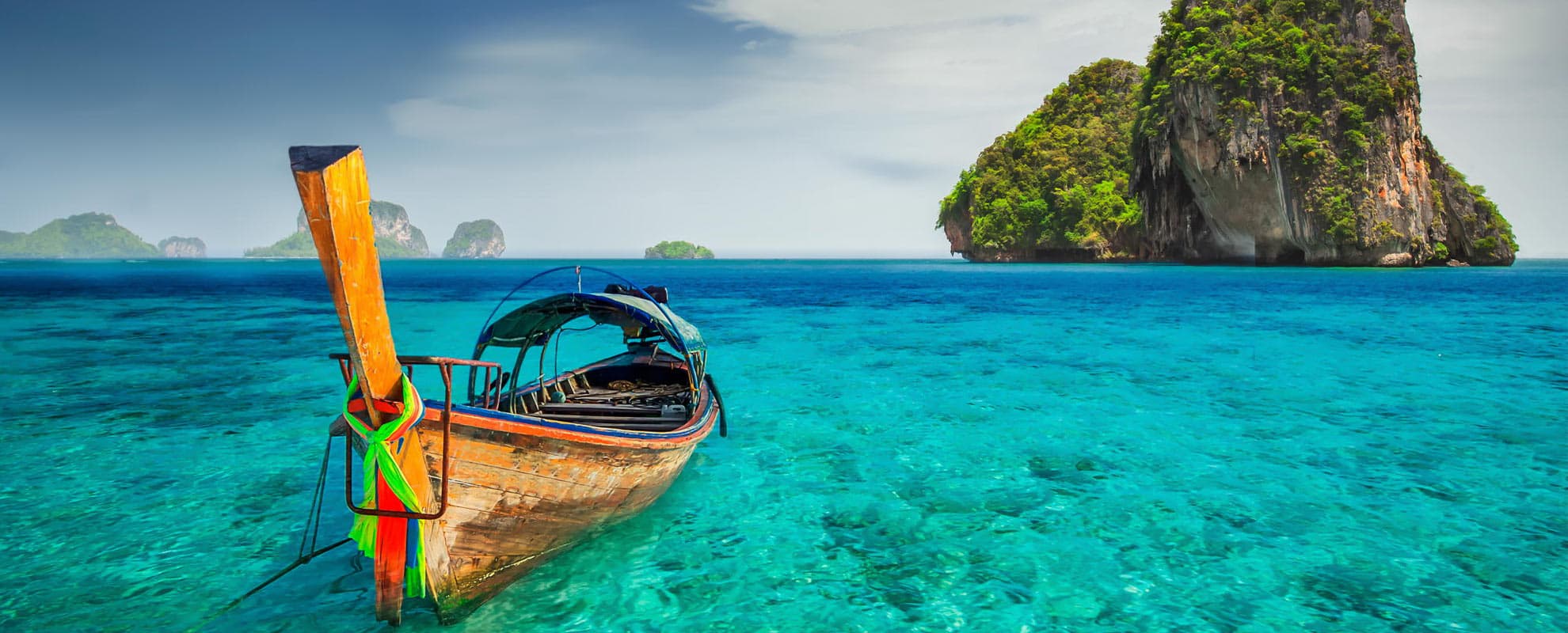 Barca sulla spiaggia thailandese a Krabi